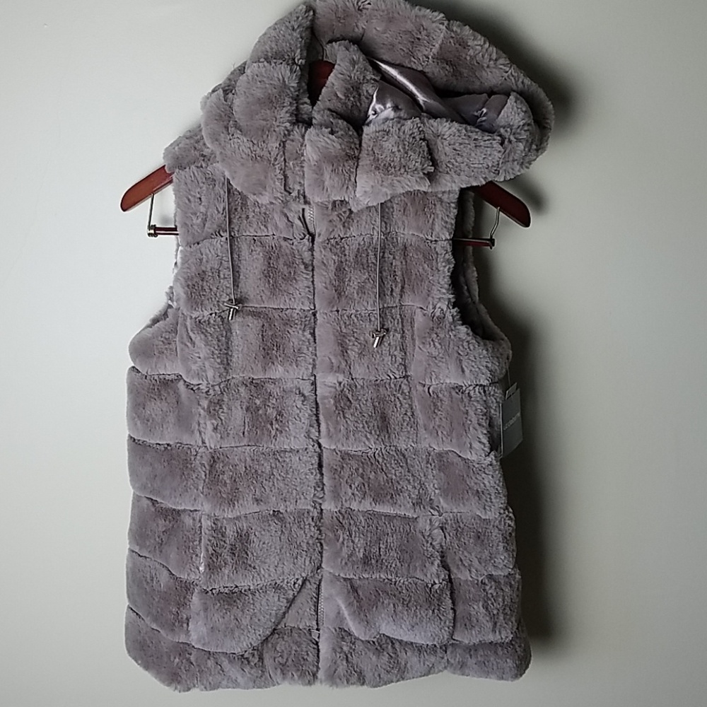 New Liz Claiborne Plush Taupe Brown Soft  Faux Fur Cozy Hooded Vest - Picture 3 of 8